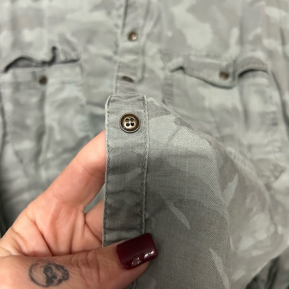 Maurices women’s Camouflage button-down shirt, size 3 sorry about the wrinkles - Picture 4 of 6